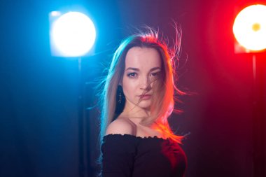 Arka planda yanıp söner genç seksi kadın Portresi