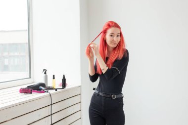 Uzun saçlı güzel kızıl saçlı kız, o bir güzellik salonunda, bir örgü örgü olduğunu. Profesyonel saç bakımı ve saç oluşturma.