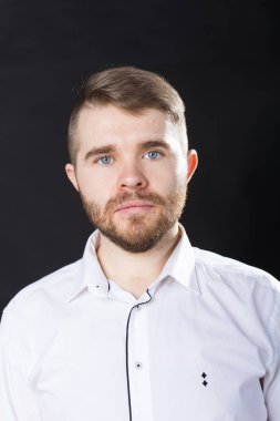 Siyah arka plan üzerinde izole kamera bakarak sakallı yakışıklı adam Portresi