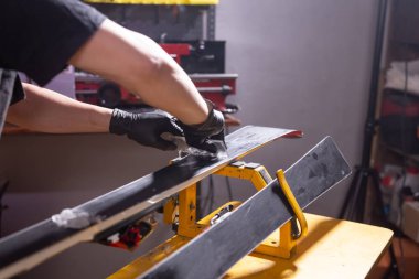 Onarım, servis ve insan kavramı - bir parafin sürtünme tarafından kayak tamir bir adam