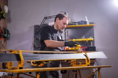 Onarım ve insan konsepti - Kayak tamiri hizmetinde