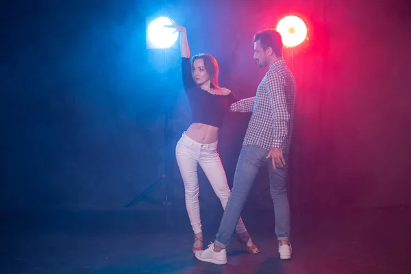 Concetto di danza sociale, kizomba, salsa e semba - giovane bella coppia che balla bachata o salsa al buio — Foto Stock