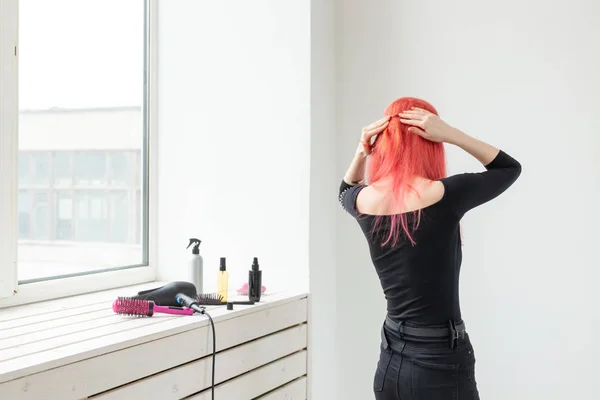 Schöne stilvolle Mädchen mit glänzenden roten glatten langen Haaren. Pflege- und Haarprodukte. — Stockfoto