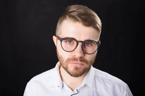 Ritratto, ragazzo e uomini d'affari concetto - Bello uomo con gli occhiali in camicia bianca guardando la fotocamera — Foto Stock