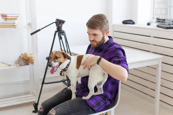 Dier, huisdier en mensen concept-aantrekkelijke vrolijke man in geruite shirt houdt favoriete huisdier — Stockfoto