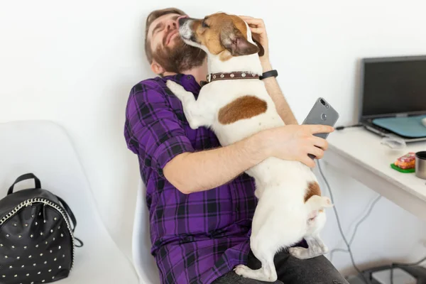 애완 동물 소유자 개념 - 젊은 남자 와 재생 잭 러셀 테리어 강아지 실내 — 스톡 사진