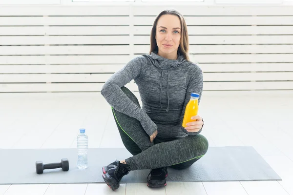 Estilo de vida saludable, el deporte y el concepto de la gente hermosa joven con un batido de fitness y una botella de agua — Foto de Stock