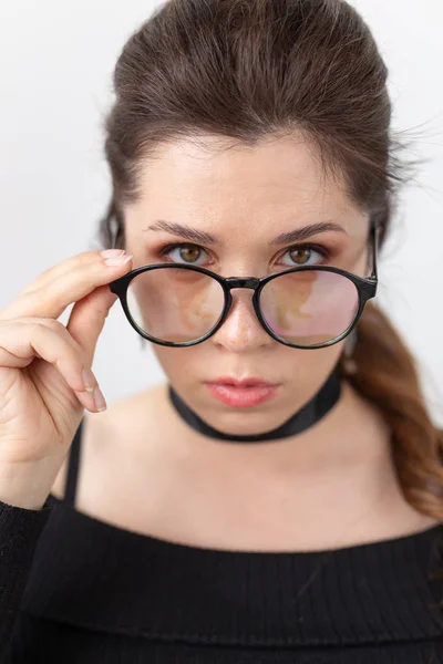 Retrato, moda, estilo y concepto de personas - mujer en gafas y gargantilla sobre fondo blanco — Foto de Stock