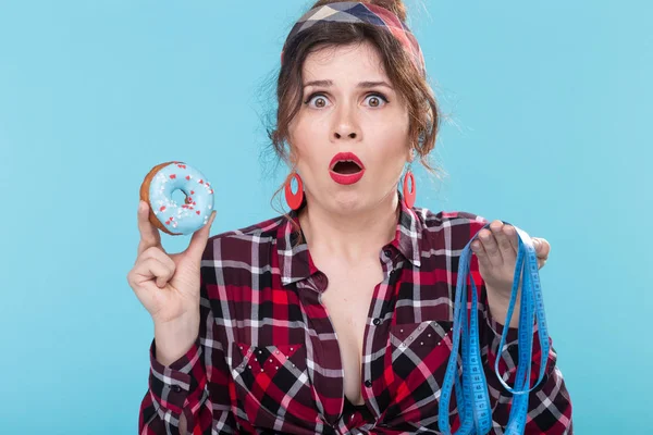 Дієта, втрата ваги та нездорове харчування - Молода жінка вибирає між пончиком та вимірювальним типом . — стокове фото