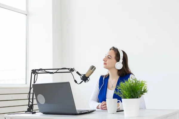 Podcasting, musica e concetto radio - donna che parla alla radio, che lavora come presentatrice — Foto Stock