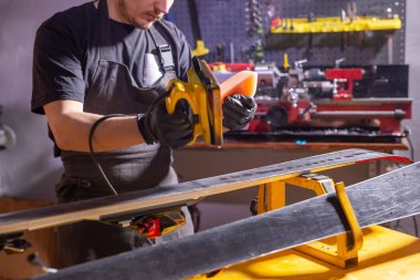 Serviste kayak tamir genç adam yakın çekim