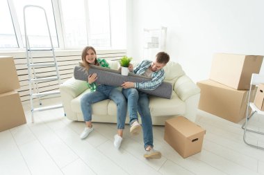 Karı koca birbirleriyle kavga ediyorlar. Aile kavgası, hesaplaşma, mal ayrılığı, boşanma. Kadın ve erkek arasındaki mücadele.