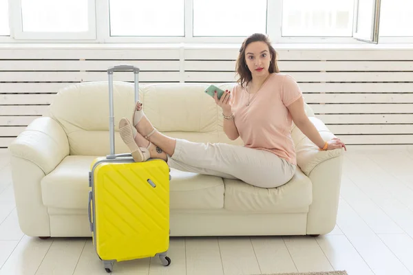 Reis, reizen en vakanties concept-vrouw met gele koffer wacht op de taxi — Stockfoto