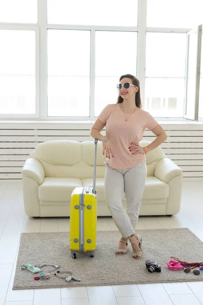 Vakantie, reizen en vakanties concept-jonge vrouw gaat naar de reis — Stockfoto