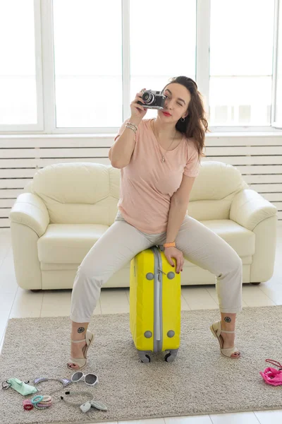 Wakacje, Podróże i koncepcja wakacji-młoda kobieta idzie na wycieczkę — Zdjęcie stockowe