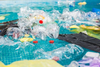 Çöp sorunu, plastik geri dönüşüm, kirlilik ve çevre kavramı - Su ortamında plastik çöp kirliliği.