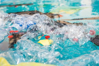 Çöp sorunu, plastik geri dönüşüm, kirlilik ve çevre kavramı - Su ortamında plastik çöp kirliliği.