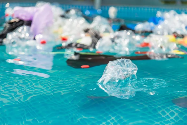 Problema do lixo, reciclagem de plástico, poluição e conceito ambiental - Poluição do lixo plástico no ambiente da água . — Fotografia de Stock