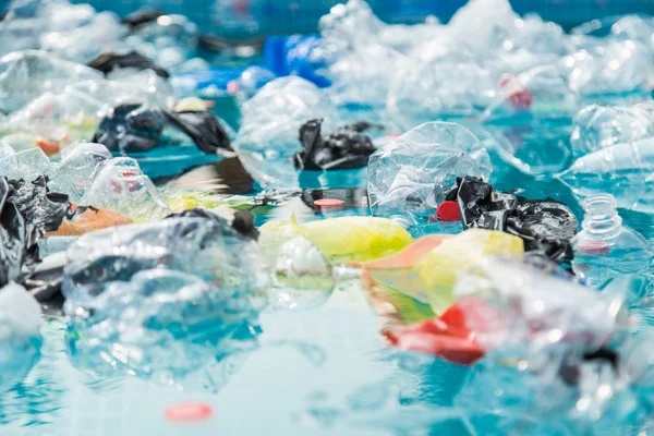 Ανακύκλωση πλαστικών, ρύπανση και περιβαλλοντική αντίληψη-περιβαλλοντικό πρόβλημα της ρύπανσης από πλαστικά σκουπίδια στον ωκεανό — Φωτογραφία Αρχείου