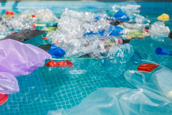 Reciclagem de plástico, poluição e conceito ambiental - Problema ambiental da poluição do lixo plástico — Fotografia de Stock