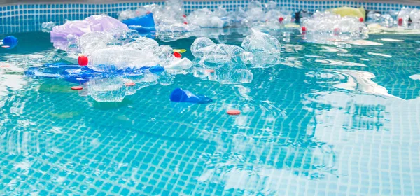 Problema do lixo, reciclagem de plástico, poluição e conceito ambiental - Poluição do lixo plástico no ambiente da água . — Fotografia de Stock