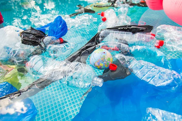 ゴミ、プラスチックリサイクル、汚染、環境コンセプトの問題 -水環境におけるプラスチックゴミ汚染. — ストック写真