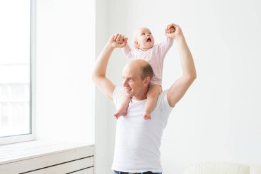 aile, ebeveynlik ve babalık kavramı - evde küçük kız bebek ile oynayan mutlu baba