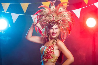 Karnaval, dansçı ve tatil konsepti - Kabare takım elbise güzellik esmer kadın ve doğal tüyler ve rhinestones ile başlık.