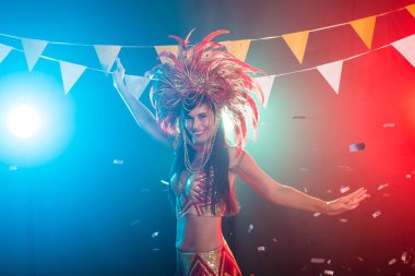 Karnaval, dansçı ve tatil konsepti - Kabare takım elbise güzellik esmer kadın ve doğal tüyler ve rhinestones ile başlık.