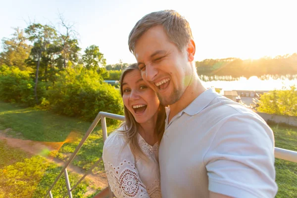 Schöner Mann und junge Frau, die Spaß haben, Zeit miteinander zu verbringen und Selfie zu machen — Stockfoto