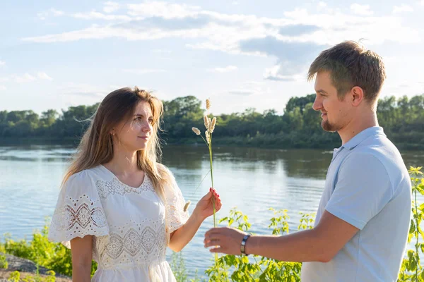 Piada, relacionamento e conceito de humor - Retrato de um casal de amor engraçado brincando sobre a natureza — Fotografia de Stock