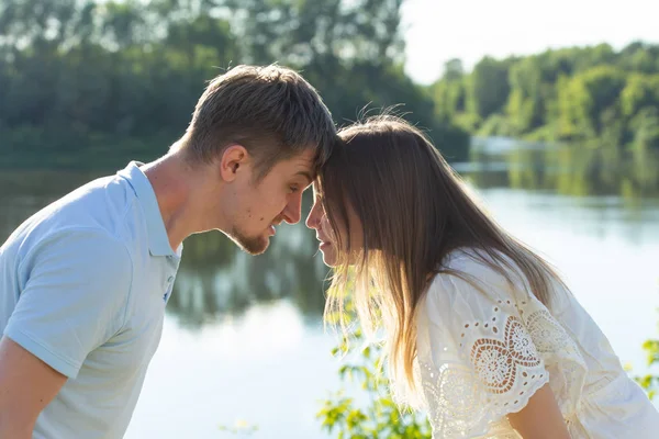 Scheidung, Streit und Beziehungsprobleme - junges Paar wütend aufeinander — Stockfoto