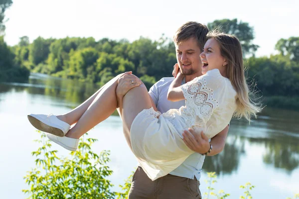 Glückliches romantisches Paar verliebt und Spaß im Freien im Sommertag, Schönheit der Natur, Harmoniekonzept — Stockfoto