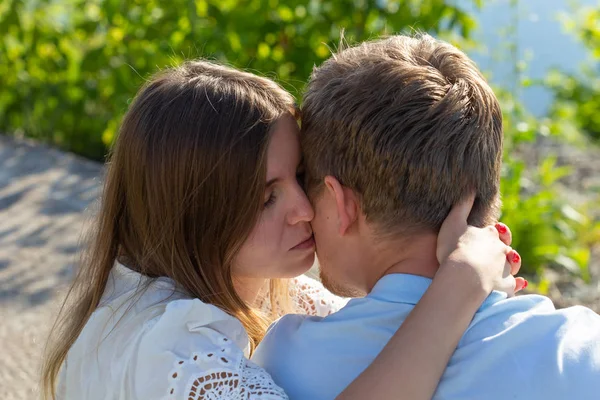 Lyckliga romantiska par i kärlek och ha roligt utomhus i sommardag, skönheten i naturen, harmoni koncept — Stockfoto