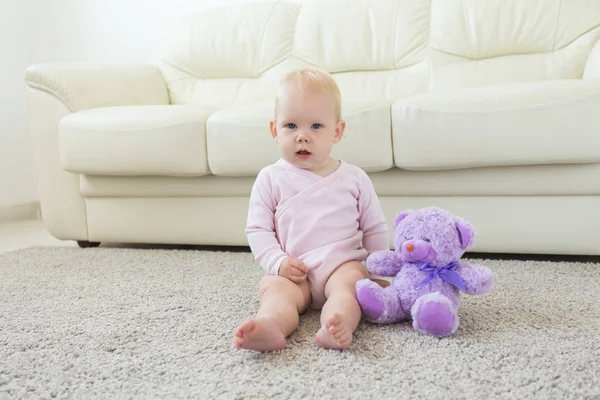 Childhood, barn och barnsben Concept-bedårande blond baby sitter på golvet — Stockfoto