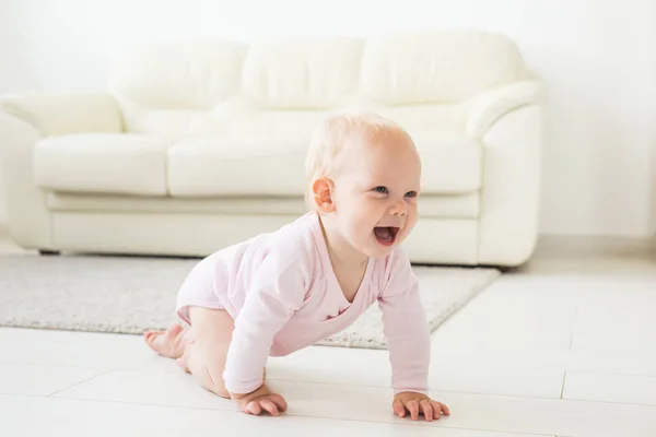 Smiling crawling baby girl at home on floor — Stock Photo, Image