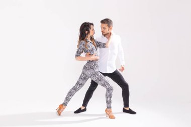Kopya alanı ile beyaz arka planda salsa, Kizomba, Tango ve Bachata dansçıları. Sosyal dans konsepti