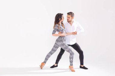 Tutkulu çift dans sosyal danse kizomba veya bachata veya semba veya taraxia beyaz arka plan üzerinde kopya alanı ile