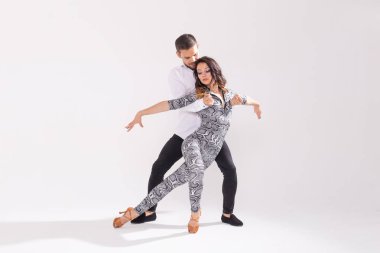 Kopya alanı ile beyaz arka planda salsa, Kizomba, Tango ve Bachata dansçıları. Sosyal dans konsepti
