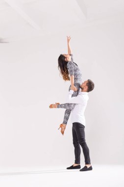 Sosyal dans konsepti - Aktif mutlu yetişkinler birlikte kopya alanı ile beyaz arka plan üzerinde bachata veya salsa dans