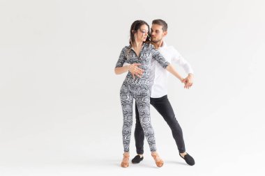 Sosyal dans, Bachata, Kizomba, Tango, salsa, insanlar kavramı-kopya alanı ile beyaz arka plan üzerinde dans genç çift