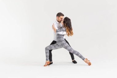 Kopya alanı ile beyaz arka planda salsa, Kizomba ve Bachata dansçıları. Sosyal dans konsepti