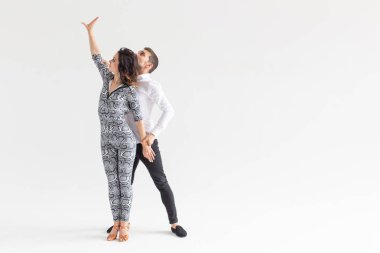 Kopya alanı ile beyaz arka planda performans ustaca dansçılar. Şehvetli çift sanatsal ve duygusal çağdaş dans performans