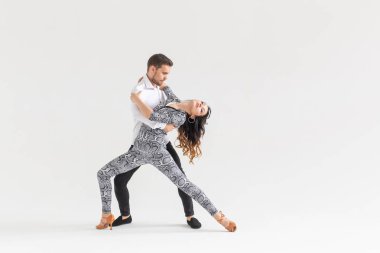Sosyal dans konsepti - Aktif mutlu yetişkinler birlikte kopya alanı ile beyaz arka plan üzerinde bachata dans