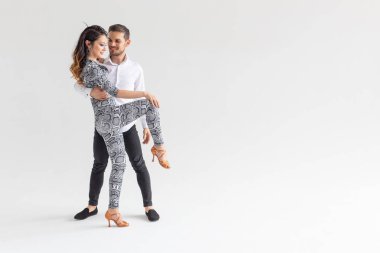 Sosyal dans, bachata, kizomba, zouk, tango kavramı - adam kopya alanı ile beyaz arka plan üzerinde dans ederken kadın hugs