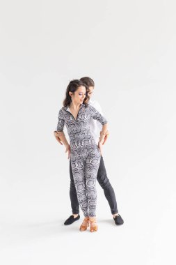 Kopya alanı ile beyaz arka planda salsa, Kizomba ve Bachata dansçıları. Sosyal dans konsepti