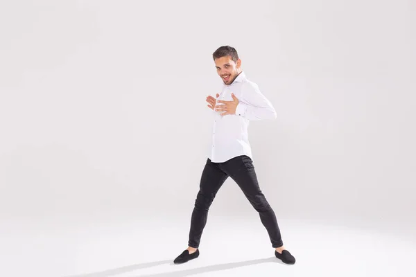 Csinos fiatalember táncol fehér háttér másolási Space — Stock Fotó