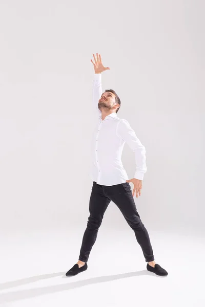 Guapo joven bailando sobre fondo blanco — Foto de Stock