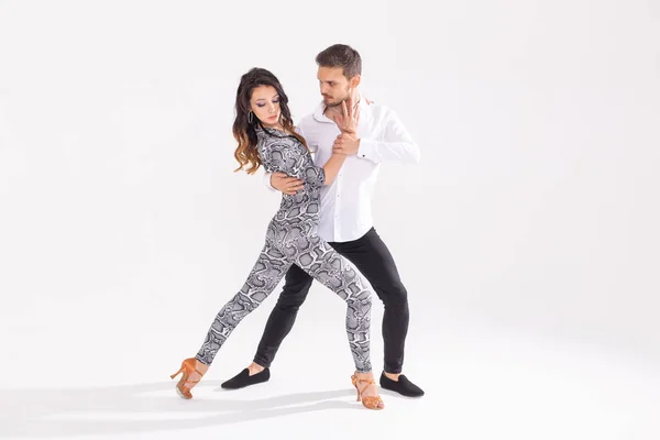 Conceito de dança social - adultos felizes ativos dançando bachata ou salsa juntos sobre fundo branco com espaço de cópia — Fotografia de Stock