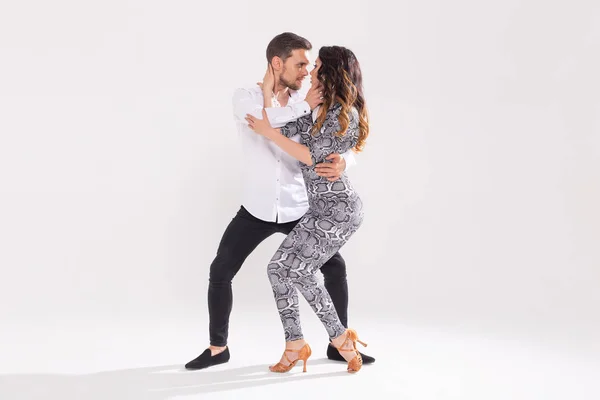 Dançarinos habilidosos se apresentando no fundo branco com espaço de cópia. Casal sensual realizando uma dança contemporânea artística e emocional — Fotografia de Stock